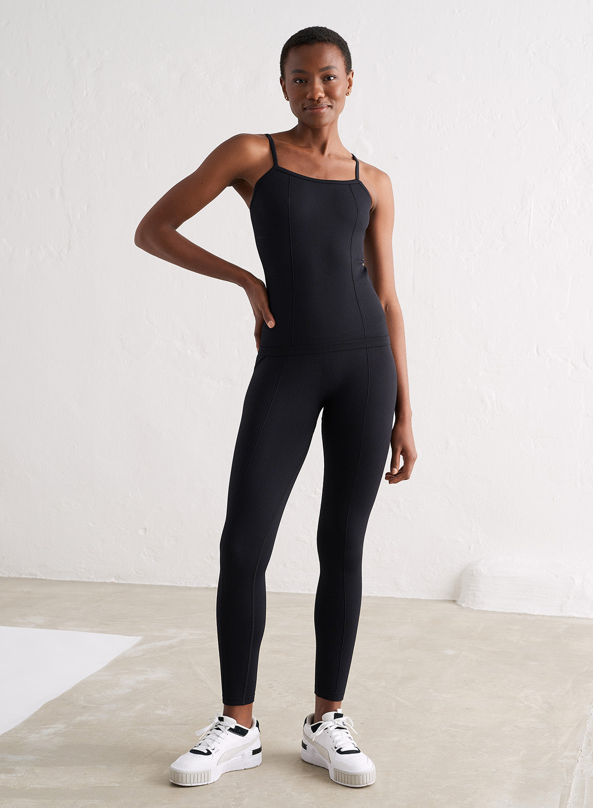 BLACK LUXE SEAMLESS STRAP SINGLET – AIMN NZ