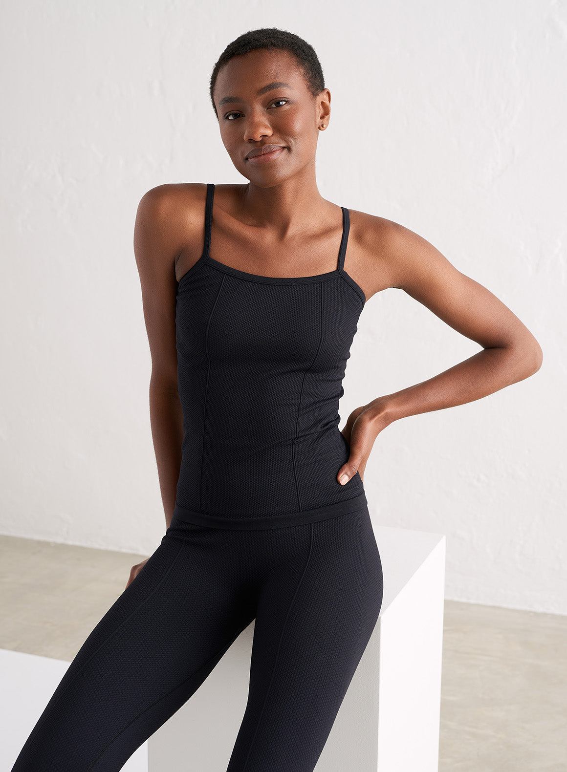 BLACK LUXE SEAMLESS STRAP SINGLET – AIMN NZ